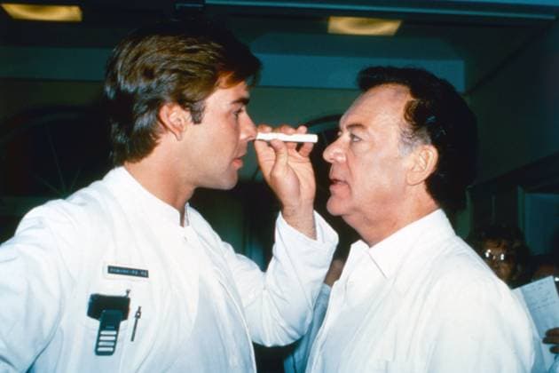 Archivbilder der Woche SPORT KW15 Die Schwarzwaldklinik, ZDF Arzt-Serie, 1985, Szene: Sascha Hehn als Dr. Udo Brinkmann und Klausjürgen Wussow als Professor Brinkmann Copyright: HartwigxValdmanis Nur redaktionelle Nutzung. Editorial usage only. VAL_720101568