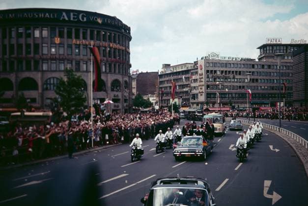 Archivbilder der Woche SPORT KW15 Sender Freies Berlin SFB Anlass Besuch John F. Kennedy in Berlin - Sender Freies Berlin SFB - US-Präsident Kennedy passiert mit seiner Kolonne den Breitscheid-Platz inBerlin. Foto vom Press Photo Truck , Deutschland 1963., Berlin Copyright: Kindermann Nur redaktionelle Nutzung. Editorial usage only. KIN_740300702 EDITORIAL USE ONLY