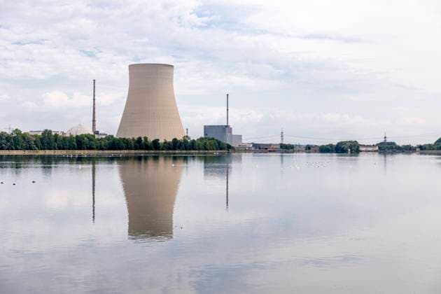Atomkraftwerk entlang des Isarradweges 20230721tr055 PreussenElektra GmbH Kernkraftwerk Isar Kühlturm Essenbach Bayern Deutschland Germany *** Nuclear power plant along the Isar cycle path 20230721tr055 PreussenElektra GmbH Isar nuclear power plant cooling tower Essenbach Bavaria Germany Germany Copyright: xThomasxRathayx
