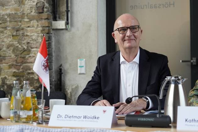 Gemeinsame Kabinettssitzung von Berlin und Brandenburg, Ministerpräsident Dietmar Woidke Gemeinsame Kabinettssitzung von Berlin und Brandenburg auf dem Charité Campus Berlin-Mitte, Regierender Bürgermeister Kai Wegner, Ministerpräsident Dietmar Woidke, Wirtschaftsminister Jörg Steinbach, Wirtschaftssenatorin Franziska Giffey Berlin Berlin GER *** Joint Cabinet Meeting of Berlin and Brandenburg, Minister President Dietmar Woidke Joint Cabinet Meeting of Berlin and Brandenburg at the Charité Campus Berlin Mitte, Governing Mayor Kai Wegner, Minister President Dietmar Woidke, Economics Minister Jörg Steinbach, Economics Senator Franziska Giffey Berlin Berlin GER