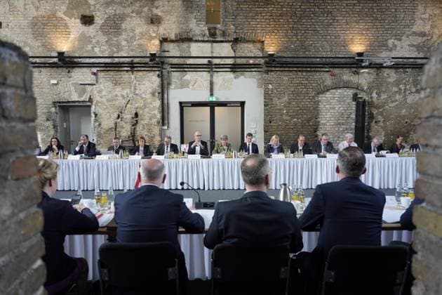 Bilder des Jahres 2024, News 04 April News Themen der Woche KW15 News Bilder des Tages Gemeinsame Kabinettssitzung von Berlin und Brandenburg Gemeinsame Kabinettssitzung von Berlin und Brandenburg auf dem Charité Campus Berlin-Mitte, Regierender Bürgermeister Kai Wegner, Ministerpräsident Dietmar Woidke, Wirtschaftsminister Jörg Steinbach, Wirtschaftssenatorin Franziska Giffey Berlin Berlin GER *** Joint Cabinet Meeting of Berlin and Brandenburg Joint Cabinet Meeting of Berlin and Brandenburg at the Charité Campus Berlin Mitte, Governing Mayor Kai Wegner, Minister President Dietmar Woidke, Economics Minister Jörg Steinbach, Economics Senator Franziska Giffey Berlin Berlin GER