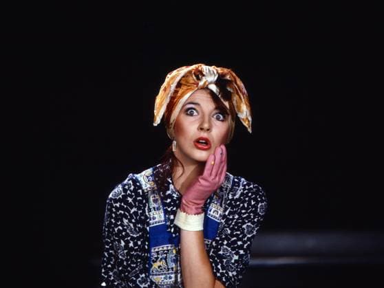Archivbilder der Woche SPORT KW15 Kate Bush Kate Bush, britische Sängerin, Tänzerin und Musikproduzentin, performt mit Begleitung ihren Song Army Dreamers , Deutschland 1983., Deutschland Copyright: kpa KPA_55011335 EDITORIAL USE ONLY