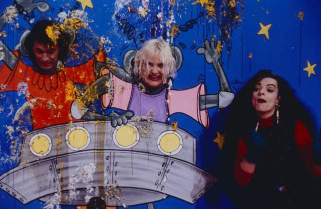 Archivbilder der Woche SPORT KW15 ALLES NICHTS ODER ?! Alles Nichts Oder ?!, RTL Comedy Spielshow, Deutschland, 1991, Nina Hagen als Gast (rechts) hat ein Spiel gewonnen, die Spielverlierer Hugo Egon Balder und Hella von Sinnen werden dafür mit einer Torte beworfen. Alles Nichts Oder?!, TV Comedy game show, Germany, 1991, singer Nina Hagen as guest (right) has won a game, the losers Hugo Egon Balder and Hella von Sinnen are pelted with a cake., Köln Deutschland Copyright: kpa kpa_55044996 EDITORIAL USE ONLY