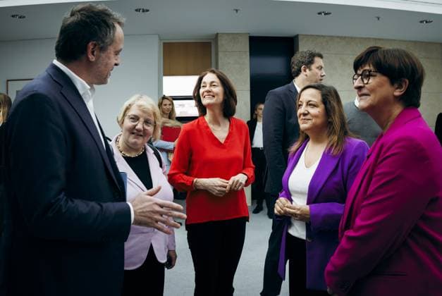Iratxe Garcâˆöâ‰ a Pâˆö rez Vorsitzende der S&D Fraktion im Europaeischen Parlament, und Katarina Barley, Abgeordnete des Europaeisches Parlament zusammen mit dem SPD Parteivorstand, aufgenommen im Willy-Brandt-Haus im Rahmen einer Praesidiumssitzung in Berlin, 08.04.2024. Berlin Deutschland *** Iratxe Garcâˆöâ‰ a Pâˆö rez Chairwoman of the S D Group in the European Parliament, and Katarina Barley, Member of the European Parliament together with the SPD party executive, taken at the Willy Brandt House during a presidium meeting in Berlin, 08 04 2024 Berlin Germany Copyright: xFelixxZahnxphotothek.dex