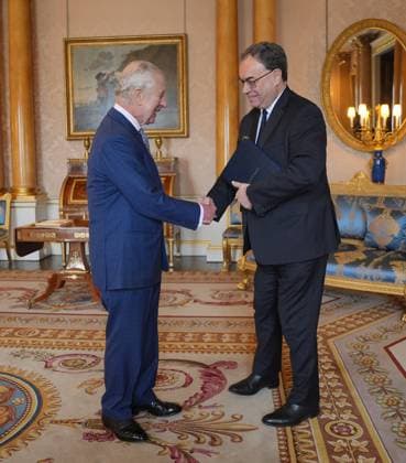 . 09 04 2024. London, United Kingdom. King Charles III is presented with the first bank notes featuring his portrait from the Bank of England Governor Andrew Bailey at Buckingham Palace in London.  xPoolx xi-Imagesx IIM-25110-0001