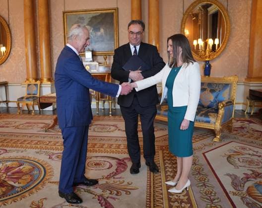 . 09 04 2024. London, United Kingdom. King Charles III is presented with the first bank notes featuring his portrait from the Bank of England Governor Andrew Bailey and Sarah John, the Bank of England s Chief Cashier, at Buckingham Palace in London.  xPoolx xi-Imagesx IIM-25110-0004
