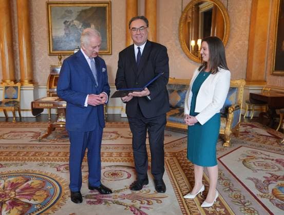 . 09 04 2024. London, United Kingdom. King Charles III is presented with the first bank notes featuring his portrait from the Bank of England Governor Andrew Bailey and Sarah John, the Bank of England s Chief Cashier, at Buckingham Palace in London.  xPoolx xi-Imagesx IIM-25110-0005