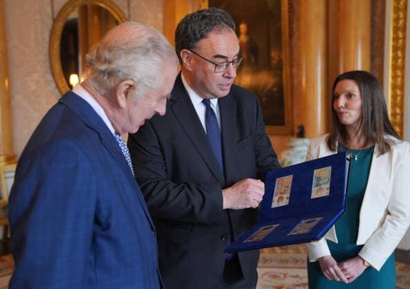 . 09 04 2024. London, United Kingdom. King Charles III is presented with the first bank notes featuring his portrait from the Bank of England Governor Andrew Bailey and Sarah John, the Bank of England s Chief Cashier, at Buckingham Palace in London.  xPoolx xi-Imagesx IIM-25110-0006