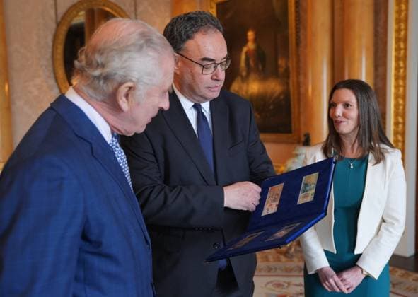. 09 04 2024. London, United Kingdom. King Charles III is presented with the first bank notes featuring his portrait from the Bank of England Governor Andrew Bailey and Sarah John, the Bank of England s Chief Cashier, at Buckingham Palace in London.  xPoolx xi-Imagesx IIM-25110-0007