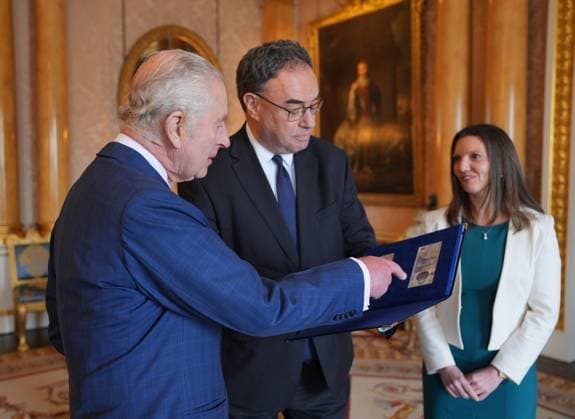 . 09 04 2024. London, United Kingdom. King Charles III is presented with the first bank notes featuring his portrait from the Bank of England Governor Andrew Bailey and Sarah John, the Bank of England s Chief Cashier, at Buckingham Palace in London.  xPoolx xi-Imagesx IIM-25110-0008