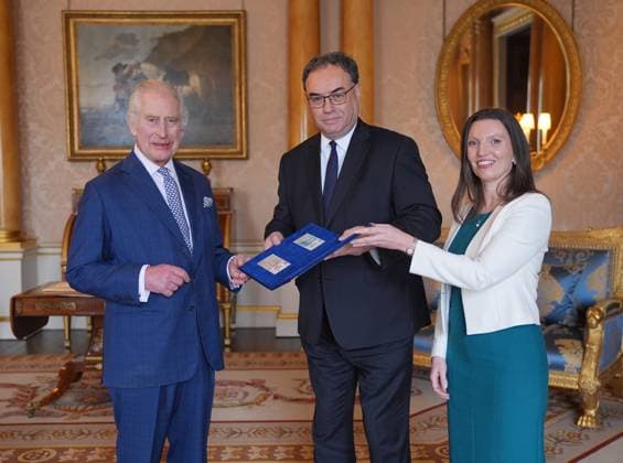 . 09 04 2024. London, United Kingdom. King Charles III is presented with the first bank notes featuring his portrait from the Bank of England Governor Andrew Bailey and Sarah John, the Bank of England s Chief Cashier, at Buckingham Palace in London.  xPoolx xi-Imagesx IIM-25110-0009