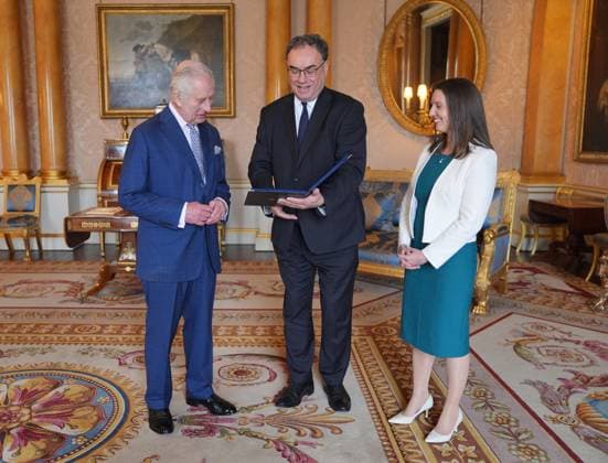 . 09 04 2024. London, United Kingdom. King Charles III is presented with the first bank notes featuring his portrait from the Bank of England Governor Andrew Bailey and Sarah John, the Bank of England s Chief Cashier, at Buckingham Palace in London.  xPoolx xi-Imagesx IIM-25110-0010