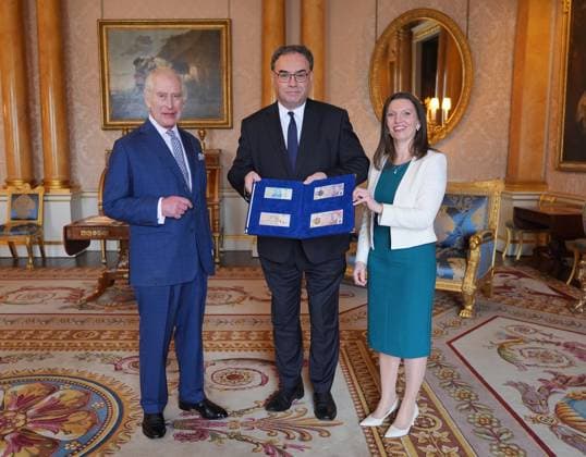 Entertainment Bilder des Tages . 09 04 2024. London, United Kingdom. King Charles III is presented with the first bank notes featuring his portrait from the Bank of England Governor Andrew Bailey and Sarah John, the Bank of England s Chief Cashier, at Buckingham Palace in London.  xPoolx xi-Imagesx IIM-25110-0011