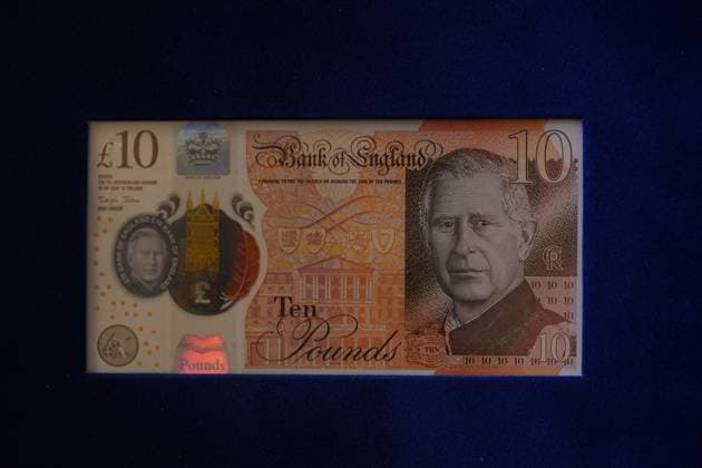 Entertainment Bilder des Tages . 09 04 2024. London, United Kingdom. King Charles III is presented with the first bank notes featuring his portrait at Buckingham Palace in London.  xPoolx xi-Imagesx IIM-25110-0014