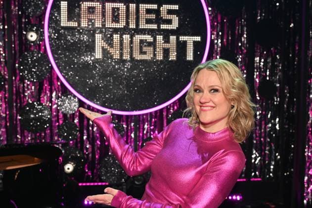 Bilder des Jahres 2024, Entertainment 04 April Entertainment Themen der Woche KW15 Komikerin Lisa Feller, Moderatorin der ARD Show Ladies Night, die einzige Comedy- und Kabarettshow mit rein weiblicher Besetzung im deutschsprachigen Fernsehen *** Comedian Lisa Feller, host of the ARD show Ladies Night, the only comedy and cabaret show with an all-female cast on German-speaking television