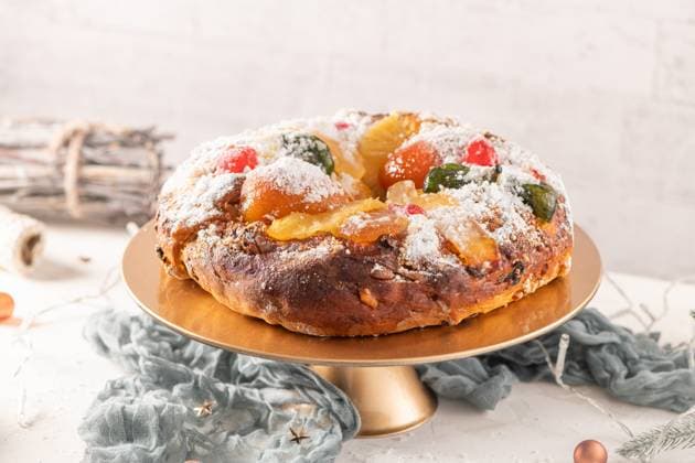 Bolo do Rei or King s Cake Bolo do Rei or King s Cake, Made for Christmas, Carnavale or Mardi Gras with Christmas season elements in Background. Copyright: xZoonar.com homydesignx 21148977