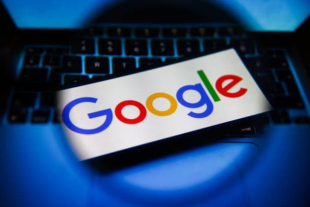 Big Companies Logos Google logo is screened on a mobile phone for illustration photo. Krakow, Poland on April 9th, 2024 Krakow Poland  Copyright: xBeataxZawrzelx originalFilename: zawrzel-bigcompa240409_npZxj.jpg