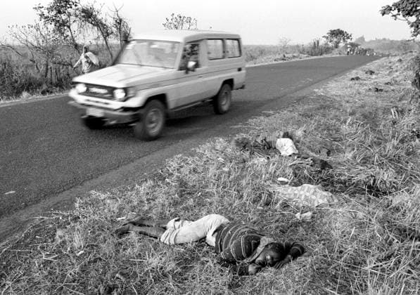Archivbilder der Woche SPORT KW15 ZAIRE : Leichen aufgrund der Cholera-Epedemie liegen am Strassenrand bei Goma , Juli 1994 ZAIRE : Due to the cholera epedemic bodies are lying next to a road near Goma , July 1994 *** ZAIRE Bodies due to the cholera epedemic are lying next to a road near Goma , July 1994 ZAIRE Due to the cholera epedemic bodies are lying next to a road near Goma , July 1994