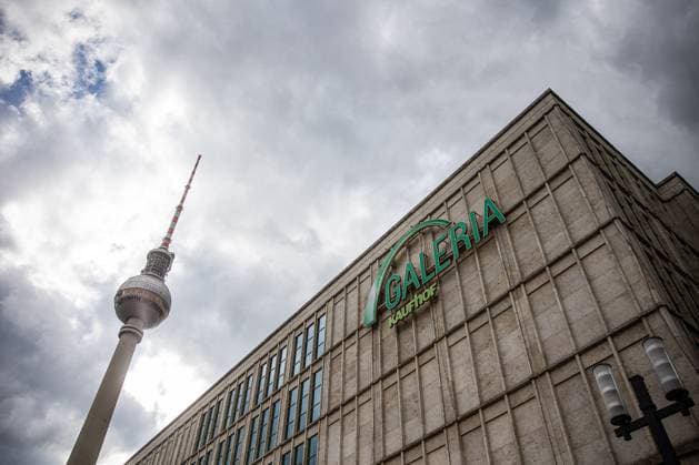 Schriftzug von Galeria Kaufhof an einer Filiale am 10. April 2024 am Alexanderplatz in Berlin. Galeria hat neue Investoren. Richard Baker und Bernd Beetz. Daraufhin sollen 70 der 92 Filialen der Kaufhauskette sollen erhalten bleiben. Galeria Kaufhof in Berlin *** Galeria Kaufhof lettering on a store at Alexanderplatz in Berlin on April 10, 2024 Galeria has new investors Richard Baker and Bernd Beetz As a result, 70 of the department store chains 92 stores are to be retained Galeria Kaufhof in Berlin