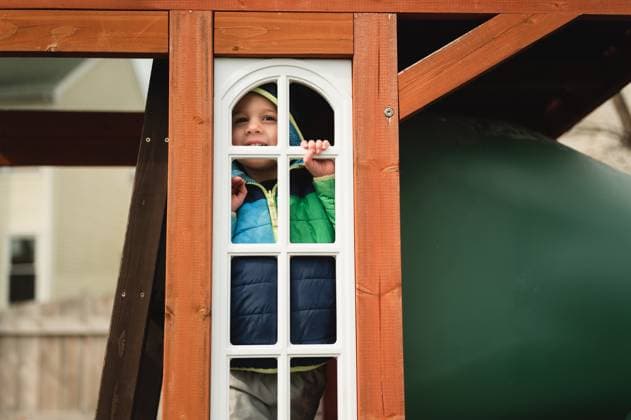 Creative Highlights Symbolbilder Happy young toddler boy smiling through backyard playground window Chicago, Illinois, United States R_AKAO240409-1385397-01 ,model released, Symbolfoto