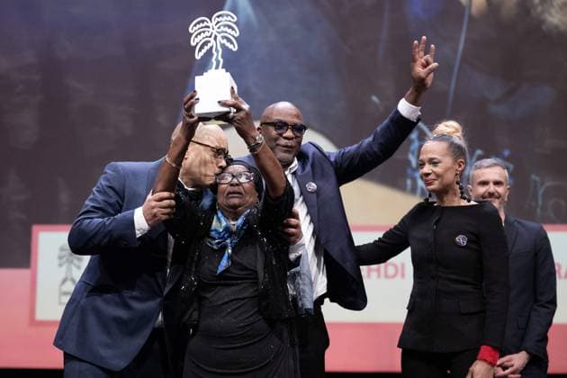 Bilder des Jahres 2024, Entertainment 04 April Entertainment Themen der Woche KW15 Entertainment Bilder des Tages Closing Ceremony - Day 6 - Cannes. Thibaut de Longeville, Latifa Essaddi, Mymy Essadi and Manu Key receive the Best Docuseries Award for DJ Medhi : Made in France during the Closing Ceremony at the 7th Canneseries International Festival on April 10, 2024 in Cannes, France. Photo by David NIVIERE ABACAPRESS.COM CANNES France  Copyright: xNivierexDavid ABACAPRESS.COMx