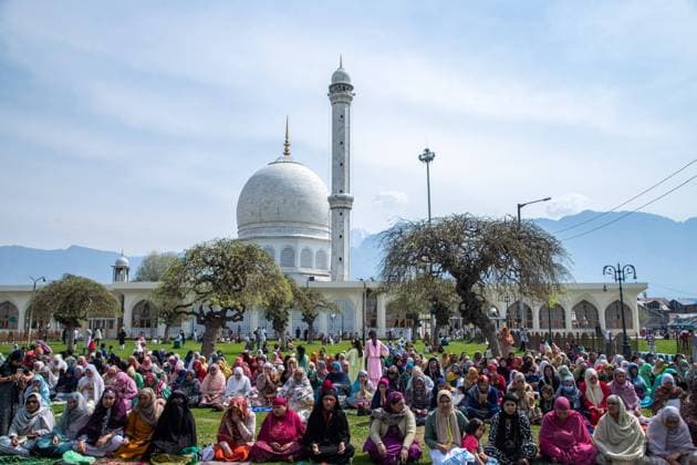 Muslims celebrate Eid-Al-Fitr as Ramadan ends in Srinagar, India - 10 Apr 2024 Kashmiri Muslims are offering Eid-Al-Fitr prayers outside a mosque in Srinagar. Eid-Al-Fitr festival marks the end of the holy fasting month of Ramadan. Meanwhile, Indian authorities barred people from offering Eid-Al-Fitr prayers at Kashmir s historic Grand Mosque, or Jamia Masjid, for the fifth consecutive year in downtown Srinagar. Srinagar India Copyright: xFaisalxBashirx xSOPAxImagesx 2Eidalfitrkashmirfaisal2024