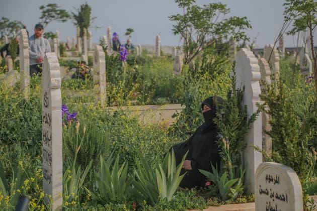 Eid al-Fitr in Idlib A Syrian woman visits the grave of a deceased loved one at the holiday of Eid al-Fitr, which marks the end of the holy fasting month of Ramadan, in Syria s rebel-held northwestern city of Idlib early on April 10, 2024. Idlib Idlib Syria Copyright: xBilalxAlhammoudx