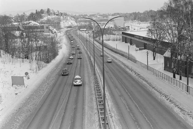 Aktuell 50-1-1973 : Den store stille helgen bilde 0039 Aktuell 50-1-1973 : Den store stille helgen Oljekrisen i 1973, det skulle spares 7500 tonn bensin ved kjoreforbudet fra kl, 15 lordag til kl. 02 mandag. -SJoLYSTVEIEN KL. 14.30: Tilsynelatende som en vanlig lordag, tett av biler pa vei hjem. Men sa en time senere skjer det en forandring. Foto; Ivar Aaserud Aktuell NTB ***FOTO IKKE BILLEDBEHANDLET*** This text has been automatically translated! Oslo Norge EDITORIAL USE ONLY Ref:sAs_QtN0lq4.jpg *** Aktuell 50 1 1973 The big quiet weekend picture 0039 Aktuell 50 1 1973 The big quiet weekend The oil crisis in 1973, 7500 tons of gasoline were to be saved by the driving ban from 15 