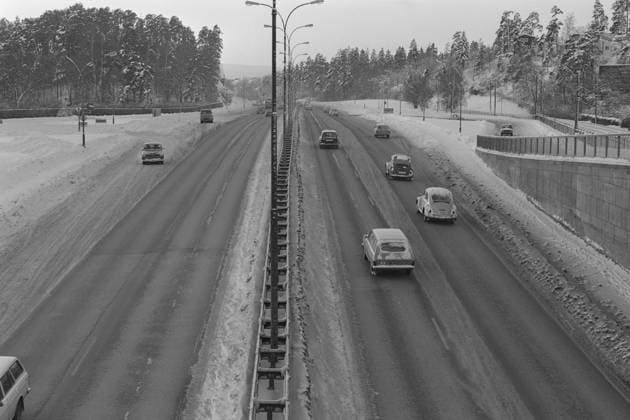 Aktuell 50-1-1973 : Den store stille helgen bilde 0049 Aktuell 50-1-1973 : Den store stille helgen Oljekrisen i 1973, det skulle spares 7500 tonn bensin ved kjoreforbudet fra kl, 15 lordag til kl. 02 mandag. Foto; Ivar Aaserud Aktuell NTB ***FOTO IKKE BILLEDBEHANDLET*** This text has been automatically translated! Oslo Norge EDITORIAL USE ONLY Ref:VkOv762LyTE.jpg *** Aktuell 50 1 1973 The big quiet weekend picture 0049 Aktuell 50 1 1973 The big quiet weekend Oil crisis in 1973, 7500 tons of gasoline were to be saved by the ban on driving from 15 