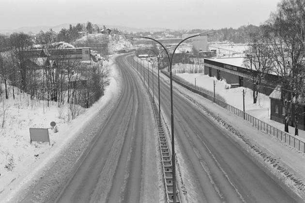 Aktuell 50-1-1973 : Den store stille helgen bilde 0024 Aktuell 50-1-1973 : Den store stille helgen Oljekrisen i 1973, det skulle spares 7500 tonn bensin ved kjoreforbudet fra kl, 15 lordag til kl. 02 mandag. Foto; Ivar Aaserud Aktuell NTB ***FOTO IKKE BILLEDBEHANDLET*** This text has been automatically translated! Oslo Norge EDITORIAL USE ONLY Ref:xIl8y_YWbSA.jpg *** Aktuell 50 1 1973 The big quiet weekend picture 0024 Aktuell 50 1 1973 The big quiet weekend The oil crisis in 1973, 7500 tons of gasoline were to be saved by the ban on driving from 15 