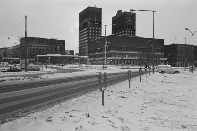 Aktuell 50-1-1973 : Den store stille helgen bilde 0017 Aktuell 50-1-1973 : Den store stille helgen Oljekrisen i 1973, det skulle spares 7500 tonn bensin ved kjoreforbudet fra kl, 15 lordag til kl. 02 mandag. -Slik har ikke Radhusplassen sett ut noen lordag ettermiddag siden krigen. Bilistene reagerte forbausende hurtig. Det var fa etternolere. Foto; Ivar Aaserud Aktuell NTB ***FOTO IKKE BILLEDBEHANDLET*** This text has been automatically translated! Oslo Norge EDITORIAL USE ONLY Ref:ymKON9eiE4s.jpg *** Aktuell 50 1 1973 The big quiet weekend picture 0017 Aktuell 50 1 1973 The big quiet weekend The oil crisis in 1973, 7500 tons of gasoline were to be saved by the driving ban from 15 