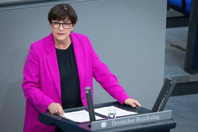 News Bilder des Tages Deutscher Bundestag, 163. Plenarsitzung Saskia Esken (SPD) im Portrait bei ihrer Rede zum Tagesordnungspunkt Bildungsgerechtigkeit bei der 163. Sitzung des Deutschen Bundestag in Berlin, 11.04.2024 Berlin Berlin Deutschland *** German Bundestag, 163rd plenary session Saskia Esken SPD in portrait during her speech on the agenda item educational equity at the 163rd session of the German Bundestag in Berlin, 11 04 2024 Berlin Berlin Germany
