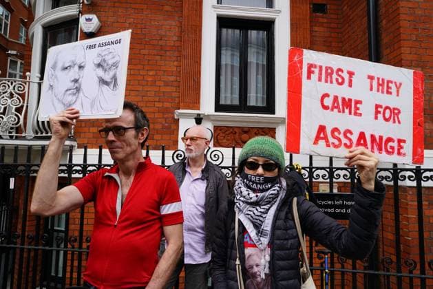 Bilder des Jahres 2024, News 04 April News Themen der Woche KW15 News Bilder des Tages April 11, 2024, London, England, UK: Protest for Julian Assange at the Ecuadorian Embassy in London on the day that marks 5 years since the embassy allowed for his capture and incarceration. London UK - ZUMAp242 20240411_zip_p242_010 Copyright: xJoaoxDanielxPereirax