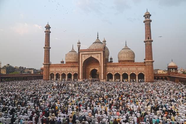 Bilder des Jahres 2024, News 04 April News Themen der Woche KW15 News Bilder des Tages April 11, 2024, New Delhi, Delhi, India: Muslim devotees offer prayers on the occasion of Eid al-Fitr, which marks the end of the holy month of Ramadan, in Jama Masjid, in the old quarters of New Delhi. New Delhi India - ZUMAj168 20240411_zip_j168_001 Copyright: xKabirxJhangianix