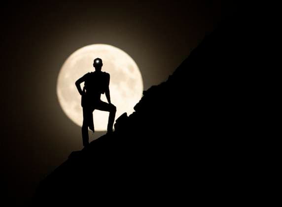 Creative Highlights Symbolbilder The silhouette of a climber is dramatically outlined against the backdrop of a brilliant full moon on a clear night, capturing the spirit of exploration Model Released JuanAizpuru_ID20744_612383_015 Copyright: xJuanxAizpurux