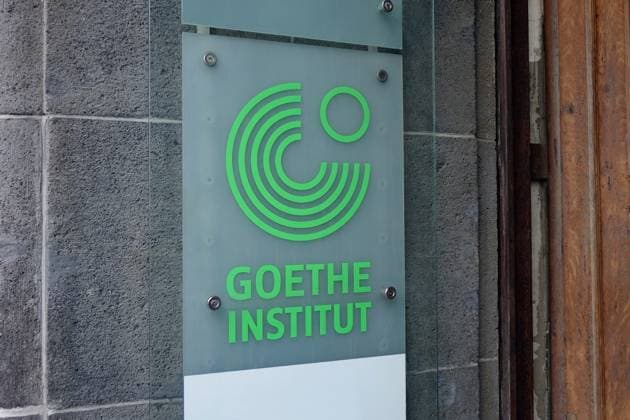 Schild mit Schriftzug Goethe-Institut Schild mit Schriftzug Goethe-Institut, 06.04.2024, Mitte, Berlin, Ein Goethe-Institut befindet sich in der Neuen Schönhauser Strasse von Berlin. *** Sign with lettering Goethe Institute Sign with lettering Goethe Institute, 06 04 2024, Mitte, Berlin, A Goethe Institute is located in the Neue Schönhauser Strasse of Berlin
