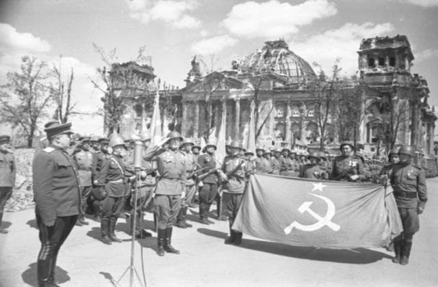 Archivbilder der Woche SPORT KW15 Great Patriotic War 5646967 20.05.1945 The Great Patriotic War of 1941-1945. The ceremony of passing the Banner of Victory to Commander of Berlin, Hero of the Soviet Union, Colonel General Nikolai Berzarin, left, to be dispatched to Moscow. Knorring Berlin Germany  Copyright: xKnorringx