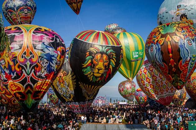April 12, 2024, Wonosobo, Central Java, Indonesia: Hot air balloons take off during the traditional hot air balloon festival, an annual event since 1950, during the Eid al-Fitr holiday celebrating the end of the Muslim holy fasting month of Ramadan, in Wonosobo, Central Java. Wonosobo Indonesia - ZUMAs281 20240412_zip_s281_012 Copyright: xAlgixFebrixSugitax