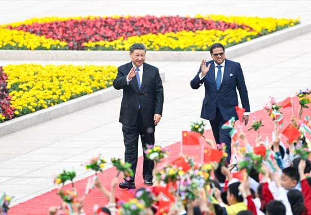 News Themen der Woche KW15 News Bilder des Tages (240412) -- BEIJING, April 12, 2024 -- Chinese President Xi Jinping holds a welcome ceremony for President of the Republic of Suriname Chandrikapersad Santokhi at the square outside the east entrance of the Great Hall of the People prior to their talks in Beijing, capital of China, April 12, 2024. Xi held talks with Santokhi, who is on a state visit to China, in Beijing on Friday. ) CHINA-BEIJING-XI JINPING-SURINAMESE PRESIDENT-TALKS (CN) ShenxHong 