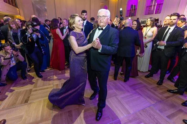 Bilder des Jahres 2024, Entertainment 04 April Entertainment Themen der Woche KW15 Entertainment Bilder des Tages Berlin Bundespresseball 2024, Berlin, 12.04.2024 Bundespraesident Frank-Walter Steinmeier und seine Frau Elke Buedenbender eröffnen den Ball mit einem Walzer. Bundespresseball 2024, Hotel Adlon Kempinski Berlin, 12.04.2024 *** Berlin Federal Press Ball 2024, Berlin, 12 04 2024 Federal President Frank Walter Steinmeier and his wife Elke Buedenbender open the ball with a waltz Federal Press Ball 2024, Hotel Adlon Kempinski Berlin, 12 04 2024 Copyright: xEibner-Pressefoto JadrankoxMarjax EP_JMC