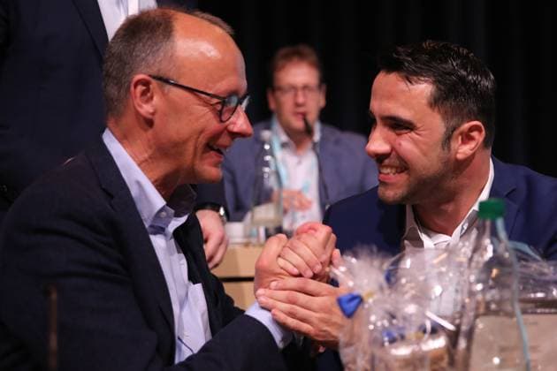 Blick am Sonnabend (13.04.2024) in der Stadthalle der Hanse- und Universitätsstadt Rostock auf den Parteitag der CDU des Landes Mecklenburg Vorpommern mit Daniel Peters MdL re. und dem Bundes- und Fraktionsvorsitzenden Friedrich Merz, MdB im Mittelpunkt nach dem Wahlsieg als Landesvorsitzender von Peters. *** View on Saturday 13 04 2024 in the town hall of the Hanseatic and university city of Rostock at the party conference of the CDU of the state of Mecklenburg-Vorpommern with Daniel Peters MdL re and the federal and parliamentary group chairman Friedrich Merz, MdB in the center after Peters election victory as state chairman