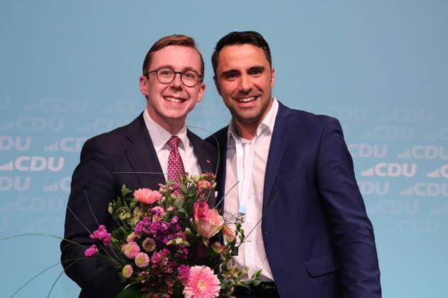 Blick am Sonnabend (13.04.2024) in der Stadthalle der Hanse- und Universitätsstadt Rostock auf den Parteitag der CDU des Landes Mecklenburg Vorpommern mit Daniel Peters MdL re. und Philipp Amthor, MdB im Mittelpunkt nach der Wahl von Amthor zum neuen Generalsekretär. *** View on Saturday 13 04 2024 in the town hall of the Hanseatic and university city of Rostock at the party conference of the CDU of the state of Mecklenburg-Vorpommern with Daniel Peters MdL re and Philipp Amthor, MdB in the center after the election of Amthor as new Secretary General