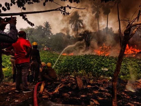 Bilder des Jahres 2024, News 04 April News Themen der Woche KW15 News Bilder des Tages India: Major Fire Break Kolkata Dumdum Major fire break Kolkata Dumdum area (chatakol). A fire broke out in Dumdum s North Megh Basti north of Sudhir Shur North during the week. A series of explosion sounds can be turned on. The entire DumDum area is covered in black smoke. Along with that, the sound of explosion is heard from far away. Multiple fire engines reached the spot as soon as the fire was reported. Many cows died. Many people are without homes, many are still missing. Kolkata, Dumdum West Bengal India Copyright: SoumadipxDas
