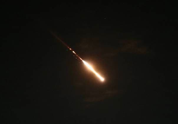 Bilder des Jahres 2024, News 04 April News Themen der Woche KW15 News Bilder des Tages (240414) -- BEIJING, April 14, 2024 -- This photo taken on April 14, 2024 shows flares from explosions in the sky over Jerusalem as Israel s Iron Dome anti-missile system intercepts missiles and drones from Iran. A combined attack of dozens of ballistic missiles and hundreds of drones from Iran triggered air raid alerts across Israel early on Sunday, the Israeli army said, as residents reported multiple bombings were heard. (Photo by Xinhua) XINHUA PHOTOS OF THE DAY JamalxAwad 
