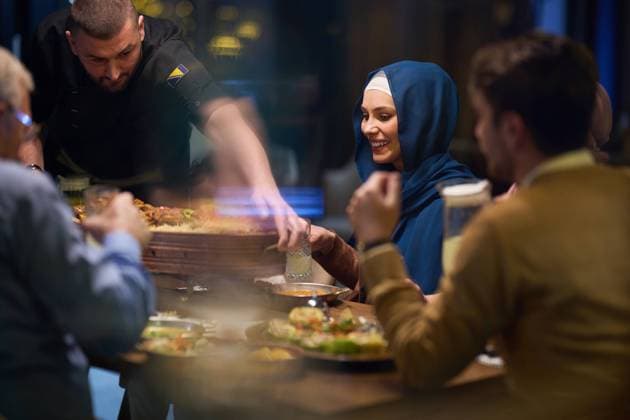 In a heartwarming scene, a professional chef serves an European Muslim family their iftar meal during the holy month of Ramadan, embodying cultural unity and culinary hospitality in a moment of shared celebration and gratitude In a heartwarming scene, a professional chef serves an European Muslim family their iftar meal during the holy month of Ramadan, embodying cultural unity and culinary hospitality in a moment of shared celebration and gratitude. ,model released, Symbolfoto Copyright: xZoonar.com benisxarapovicx 21297207 ,model released, Symbolfoto ,property released