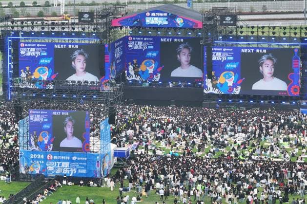 024 Nanjing Finless Dolphin Music Festival NANJING, CHINA - APRIL 14, 2024 - A large number of spectators attend the 2024 Nanjing Finless Dolphin Music Festival in Nanjing, Jiangsu province, China, April 14, 2024. Nanjing Jiangsu China  Copyright: xCFOTOx i1713098350364