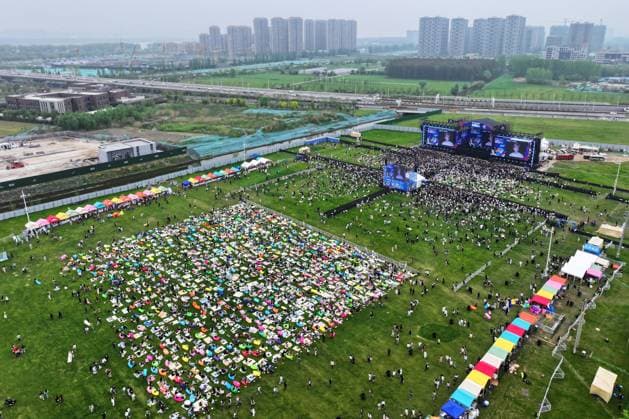 024 Nanjing Finless Dolphin Music Festival NANJING, CHINA - APRIL 14, 2024 - A large number of spectators attend the 2024 Nanjing Finless Dolphin Music Festival in Nanjing, Jiangsu province, China, April 14, 2024. Nanjing Jiangsu China  Copyright: xCFOTOx i1713098350780