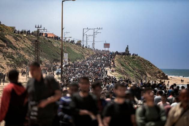 Bilder des Jahres 2024, News 04 April News Themen der Woche KW15 News Bilder des Tages Return of Palestinians to Northern Gaza Displaced Palestinians on their way attempting to return to their homes in north Gaza through a coastal road in the Gaza Strip on April 14, 2024. Gaza Gaza Strip Palestinian Territories Copyright: xYasserxQudihex