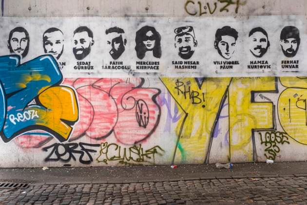 An einer Bahnunterführung in Köln sind die Namen und Portraits der neun Menschen verewigt, die am Abend des 19. Februar 2020 von einem Rechtsterroristen in einen rassistisch motivierten Anschlag in Hanau ermordet wurden: Gökhan Gültekin, Sedat Gürbüz, Said Nesar Hashemi, Mercedes Kierpacz, Hamza Kenan KurtoviÄ‡, Vili Viorel PÄƒun, Fatih SaracoÄülu, Ferhat Unvar und Kaloyan Velkov. *** The names and portraits of the nine people who were murdered by a right-wing terrorist in a racially motivated attack in Hanau on the evening of 19 February 2020 are immortalised on a railway subway in Cologne: Gökhan Gültekin, Sedat Gürbüz, Said Nesar Hashemi, Mercedes Kierpacz, Hamza Kenan KurtoviÄ‡, Vili Viorel PÄƒun, Fatih SaracoÄülu, Ferhat Un _DSF0926