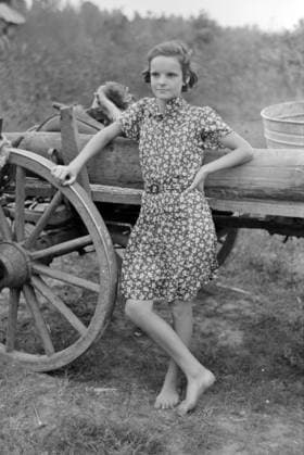 Farm girl leaning on wagon, near Morganza, Louisiana, 1938 (b w photo) 8782687 Farm girl leaning on wagon, near Morganza, Louisiana, 1938 (b w photo) by Lee, Russell (1903-86); Private Collection; (add.info.: By Lee Russell). Copyright: xBridgemanxImagesx 8782687
